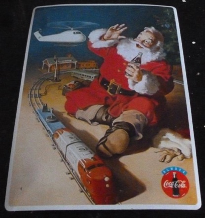 924066-36 € 2.50 coca cola ijzeren plaatje kerstman bij trein 15x20 cm